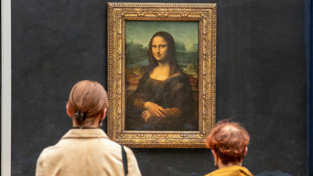 Mona Lisa paparazzi at the Louvre